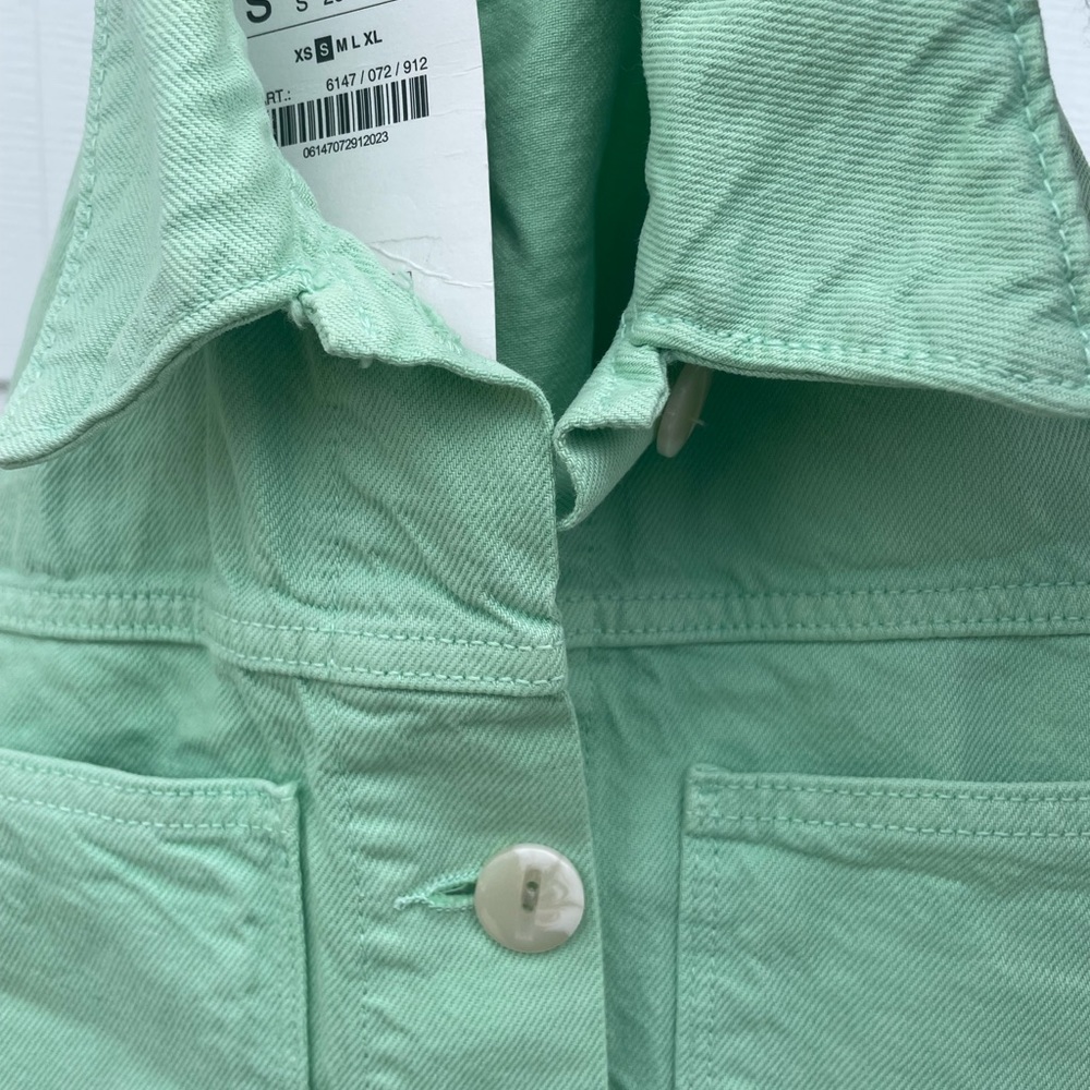 NWT Zara cropped denim jacket with distressed hem - Picture 2 of 10
